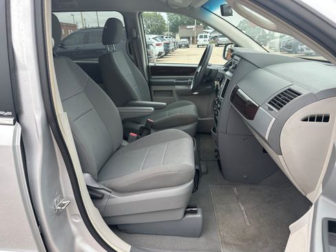 Used 2010 Chrysler Town & Country Touring FWD image 12