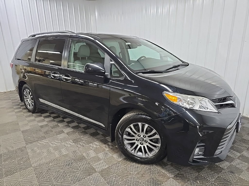 Used 2019 Toyota Sienna XLE w/ XLE Navigation Package FWD image 7