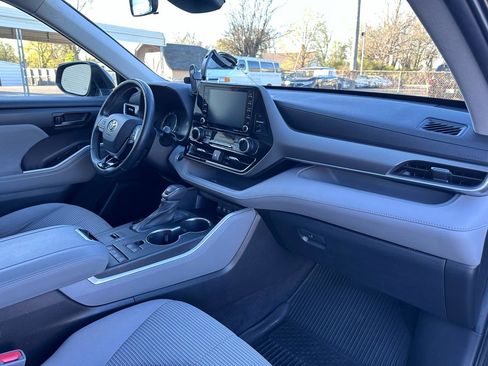 Used 2020 Toyota Highlander LE image 16