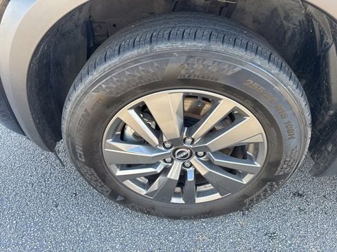 Used 2024 Nissan Pathfinder SV image 9