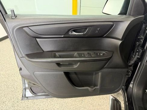 Used 2015 Chevrolet Traverse LT w/ Style and Technology Package FWD image 8