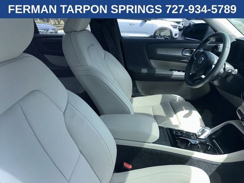 Used 2022 Volvo XC40 T4 Inscription image 4