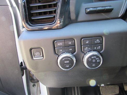 Used 2023 GMC Sierra 1500 AT4 w/ Technology Package AWD/4WD image 15
