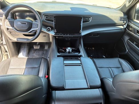 Used 2025 Jeep Wagoneer 4WD image 13