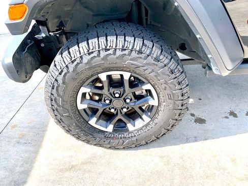 Used 2025 Jeep Wrangler Unlimited Rubicon AWD/4WD image 9