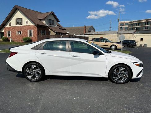 Used 2025 Hyundai Elantra SEL FWD image 8