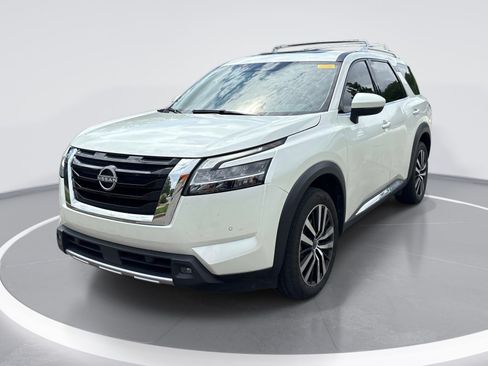 Used 2023 Nissan Pathfinder Platinum FWD image 3
