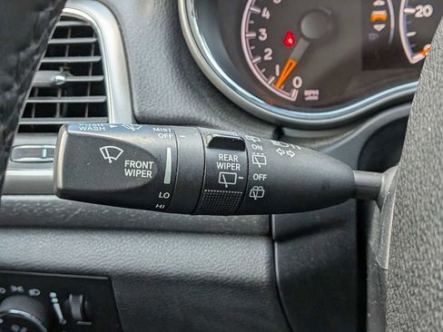 Used 2018 Jeep Grand Cherokee Laredo AWD/4WD image 23