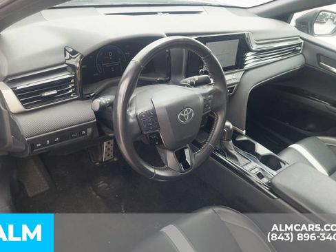 Used 2025 Toyota Camry SE FWD image 5