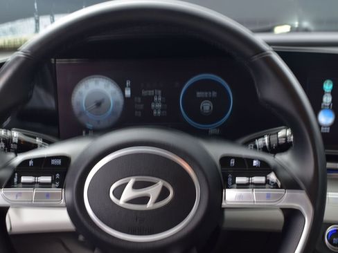 Used 2024 Hyundai Elantra Limited image 11