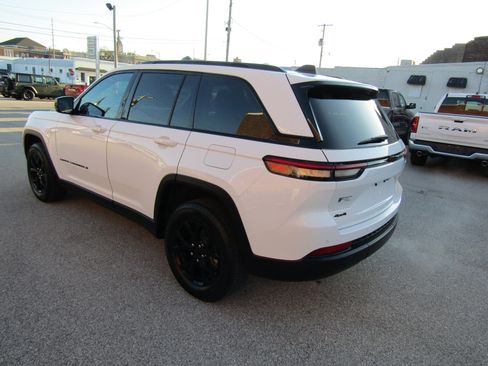Used 2024 Jeep Grand Cherokee Altitude AWD/4WD image 5