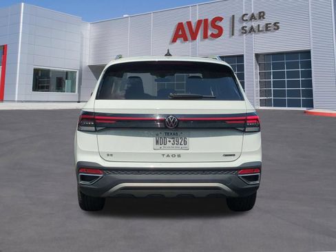 Used 2025 Volkswagen Taos SE AWD/4WD image 9