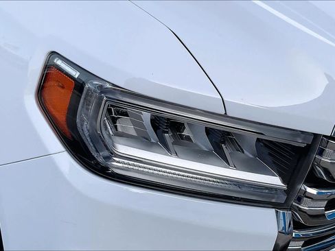 Certified 2023 GMC Acadia SLT image 27