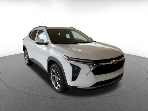 Used 2025 Chevrolet Trax LT image 3