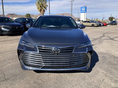 Used 2022 Toyota Avalon Limited image 2