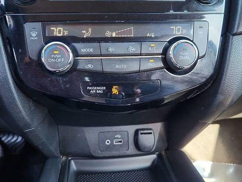 Used 2019 Nissan Rogue SV FWD image 41