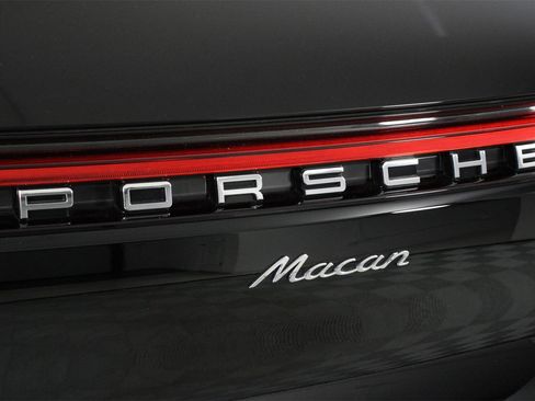 Used 2025 Porsche Macan image 22