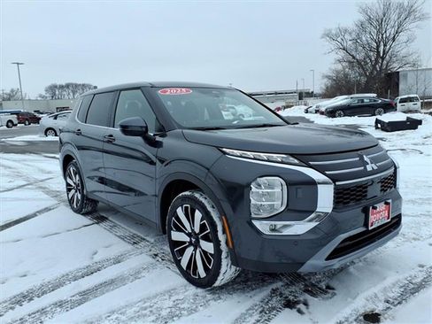 Used 2025 Mitsubishi Outlander SE image 1