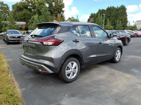 Used 2025 Nissan Kicks Play S image 3