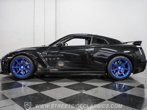 Used 2013 Nissan GT-R Premium image 2
