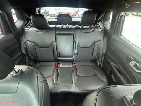 Used 2025 Jeep Compass Trailhawk AWD/4WD image 37