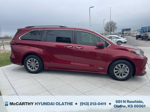 Used 2021 Toyota Sienna XLE w/ XLE Plus Package FWD image 18