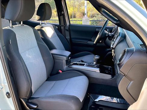 Certified 2022 Toyota Tacoma TRD Off-Road image 8