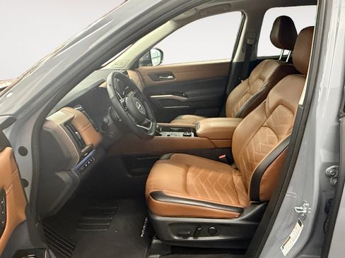 Used 2025 Nissan Pathfinder Platinum w/ Cargo Package image 24