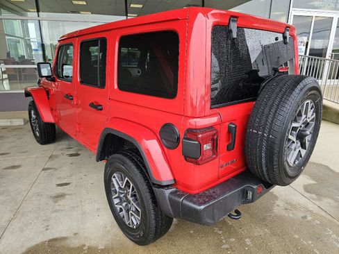 Used 2025 Jeep Wrangler Unlimited Sahara AWD/4WD image 3