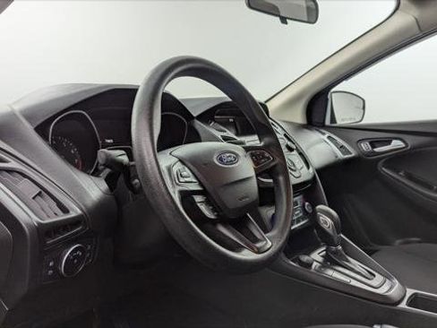 Used 2018 Ford Focus SE w/ SE Appearance Package image 22