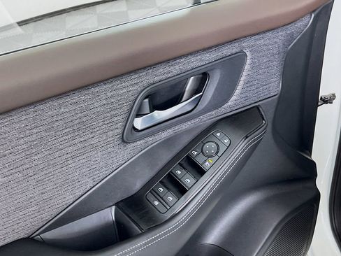 Used 2022 Nissan Rogue SV image 17