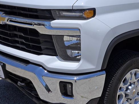 Used 2025 Chevrolet Silverado 2500 LT AWD/4WD image 9