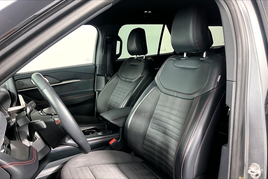 Used 2025 Ford Explorer ST-Line w/ ST-Line Street Pack AWD/4WD image 25