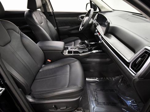 Certified 2025 Kia Sorento SX image 19
