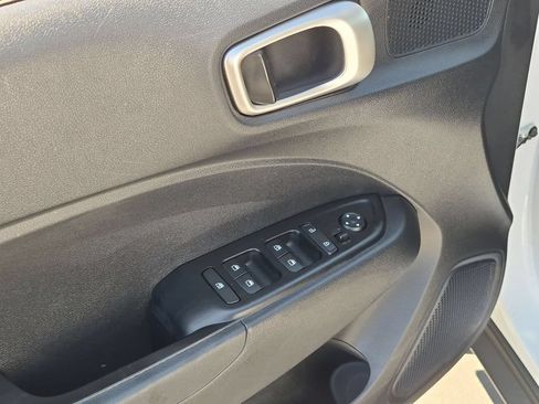 Used 2025 Hyundai Venue SEL FWD image 13