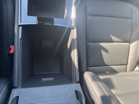 Used 2025 Chevrolet Traverse LT image 36