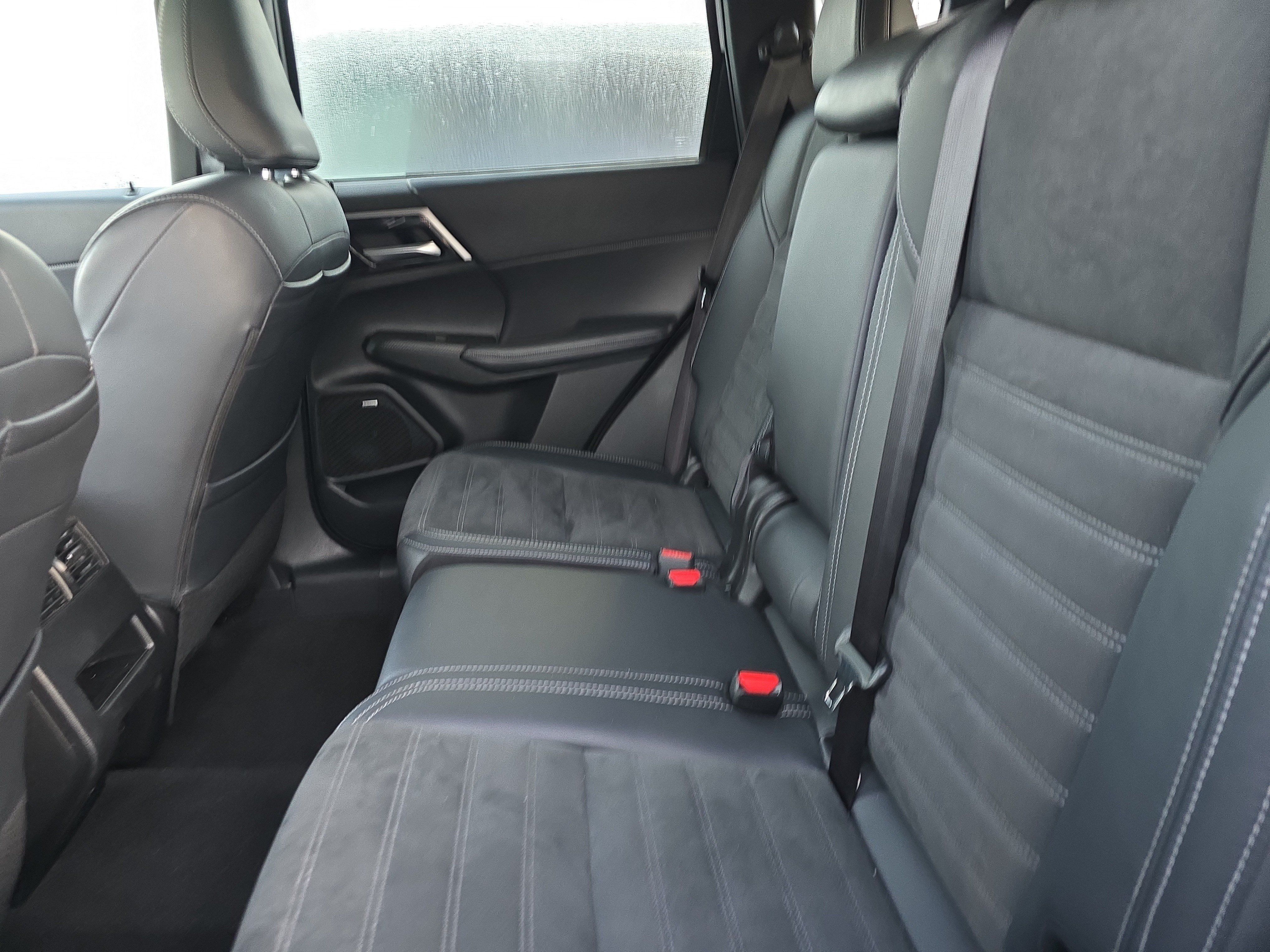 Used 2025 Mitsubishi Outlander SE AWD/4WD image 14