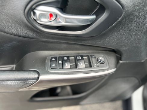 Used 2019 Jeep Cherokee Latitude Plus w/ Comfort/Convenience Group AWD/4WD image 17