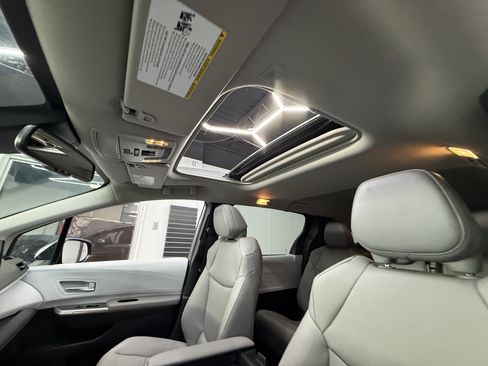 Used 2026 Toyota Sienna XLE image 12