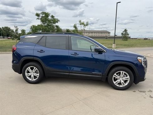 Used 2022 GMC Terrain SLE w/ Driver Convenience Package AWD/4WD image 4