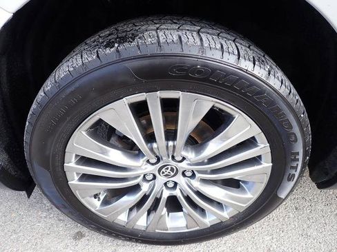 Certified 2021 Toyota Venza XLE image 12