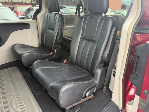 Used 2014 Chrysler Town & Country Touring FWD image 14