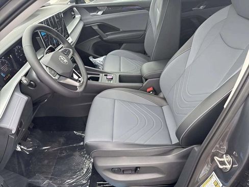 New 2025 Volkswagen Tiguan SE image 5