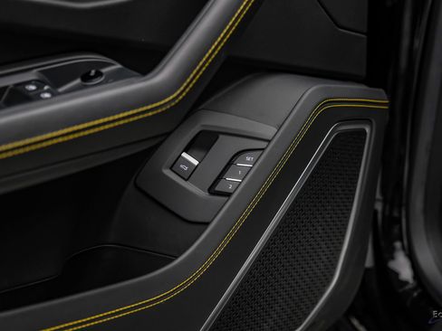 Used 2022 Lamborghini Urus AWD/4WD image 87