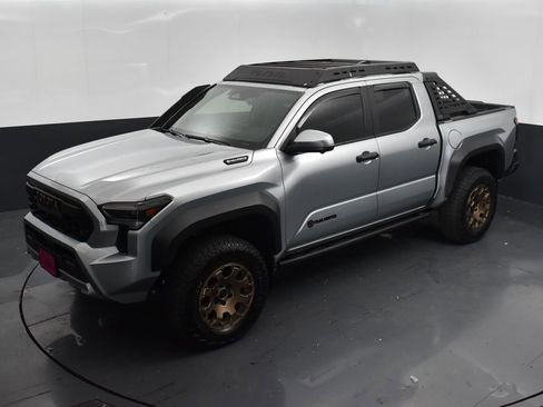 Used 2024 Toyota Tacoma Trailhunter image 14