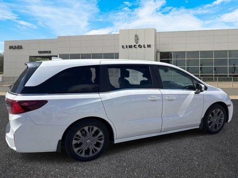 Used 2025 Honda Odyssey Touring image 3