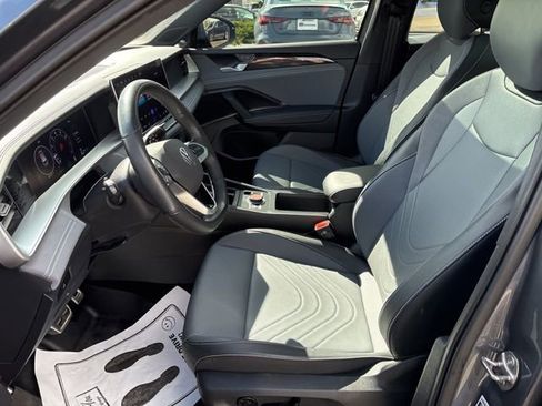 Certified 2025 Volkswagen Tiguan SE R-Line AWD/4WD image 10