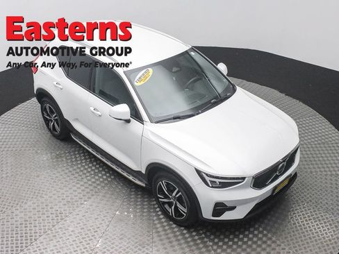 Used 2023 Volvo XC40 B5 Core AWD/4WD image 3