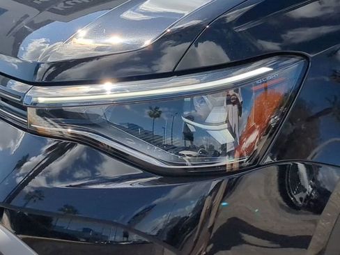 Certified 2025 Volkswagen Taos SE w/ Black Wheel Package image 7