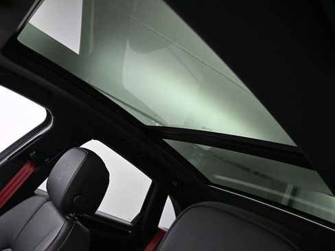 Certified 2025 Porsche Macan AWD/4WD image 11